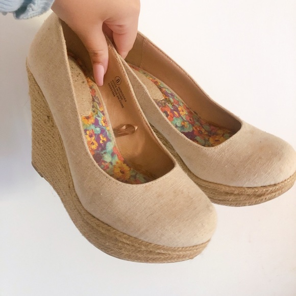 Mercedes Shoes - Adorable Cream 4 1/2 inches Wedges 🌸🌼🌷😍